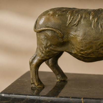 Sculpture en bronze phacochère sur socle en marbre veiné, vue 4