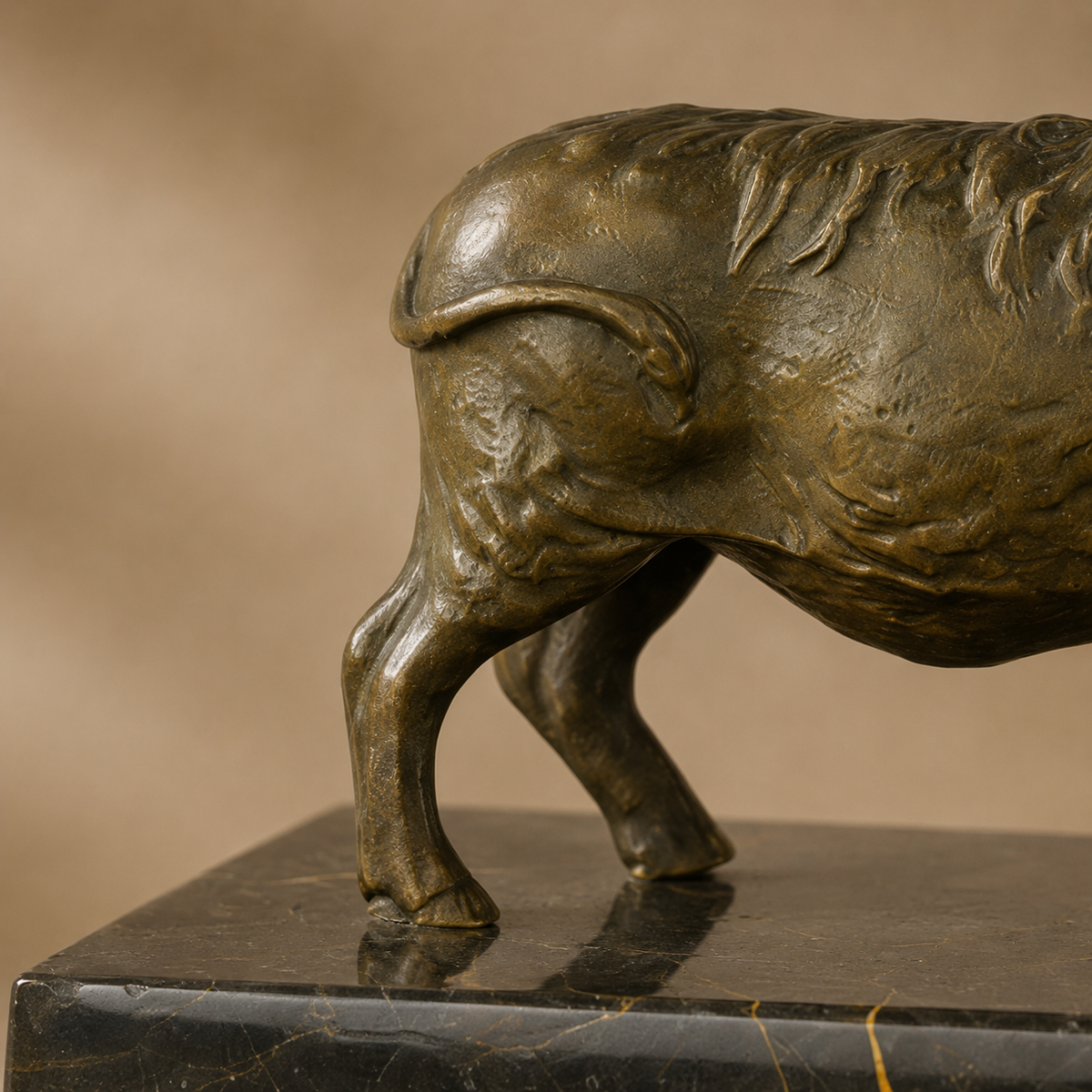 Sculpture en bronze phacochère sur socle en marbre veiné, vue 5