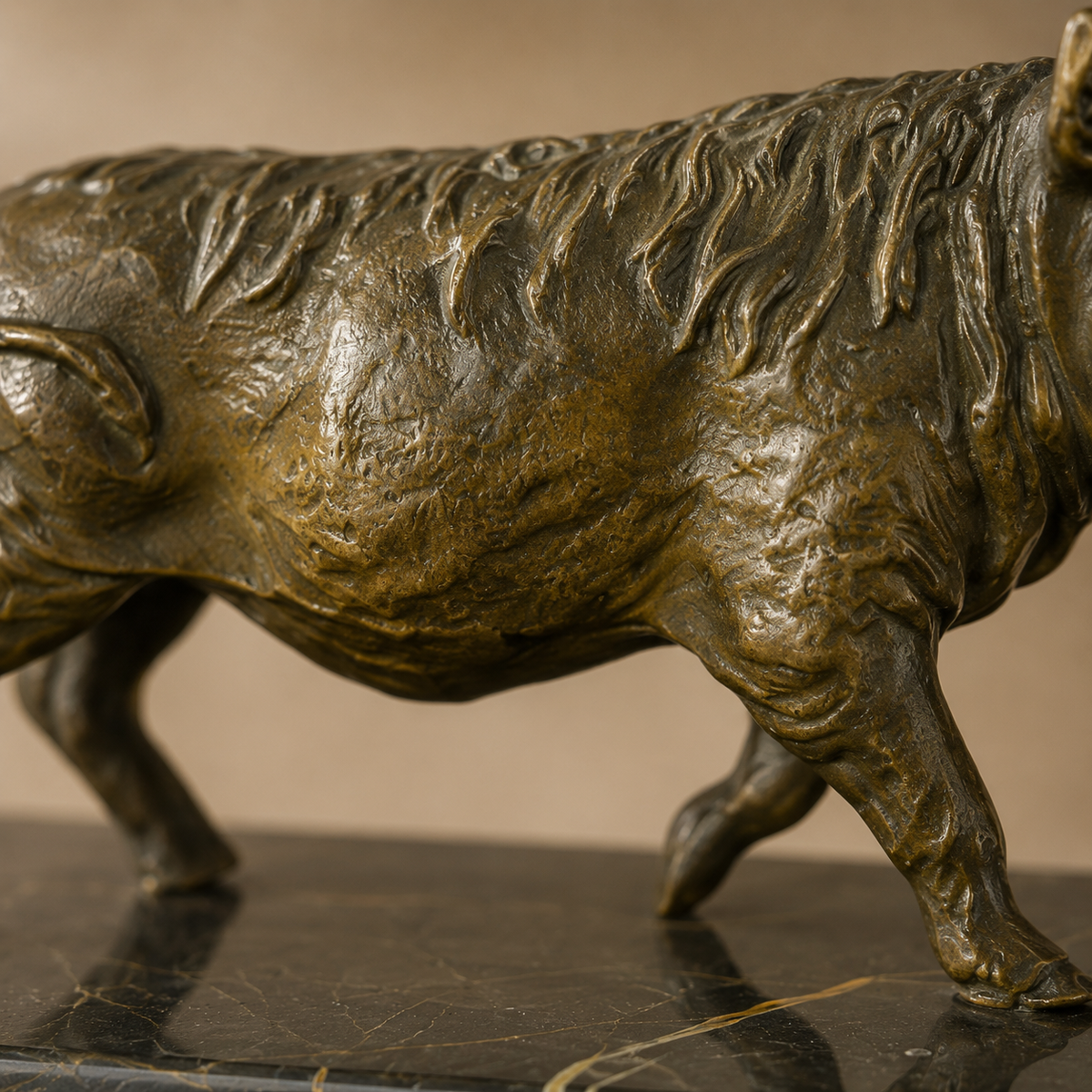 Sculpture en bronze phacochère sur socle en marbre veiné, vue 6