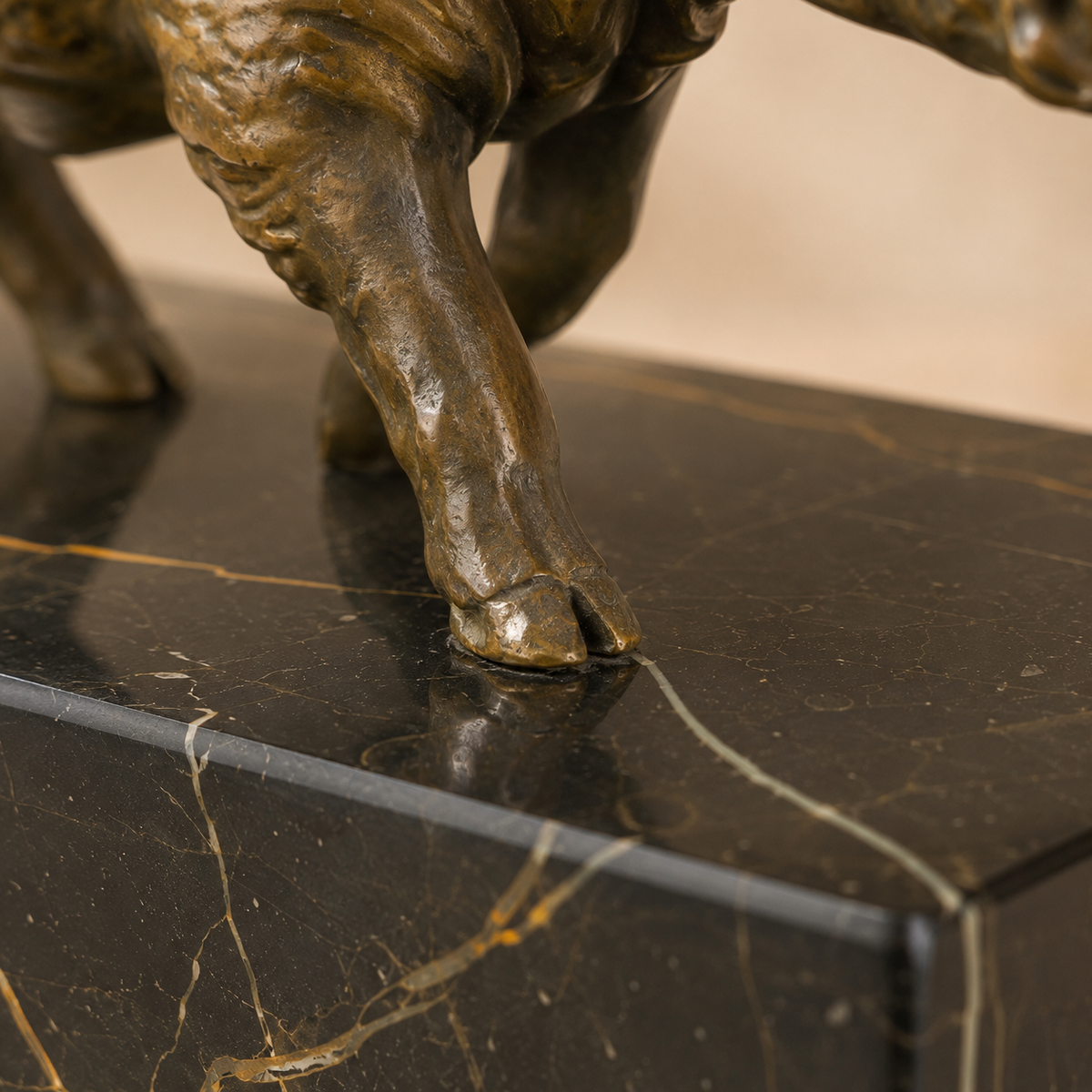 Sculpture en bronze phacochère sur socle en marbre veiné, vue 7