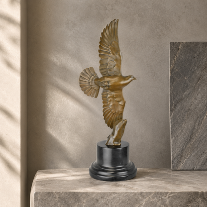 Sculpture en bronze, pigeon en vol sur socle en marbre