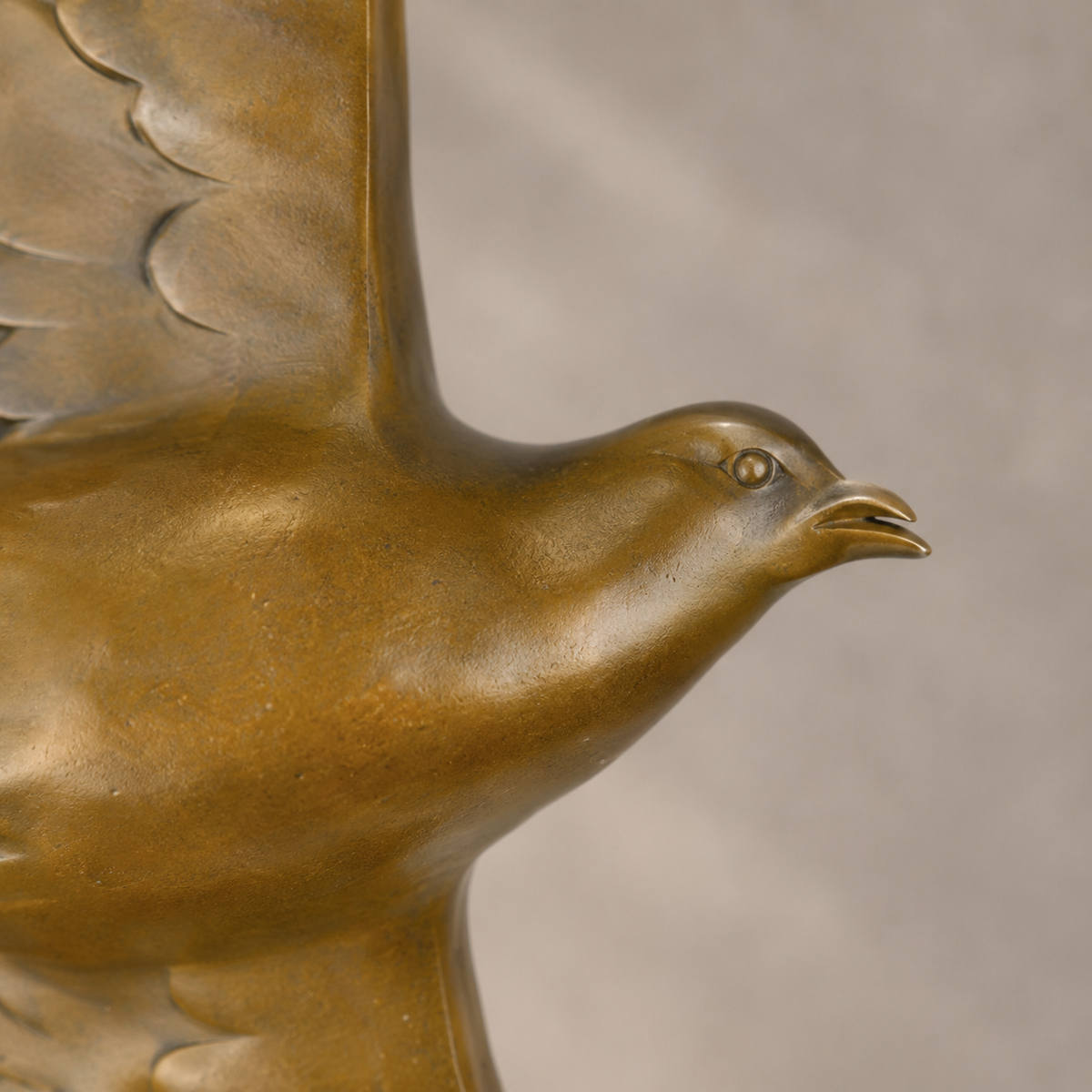 Sculpture en bronze, pigeon en vol sur socle en marbre, vue 2