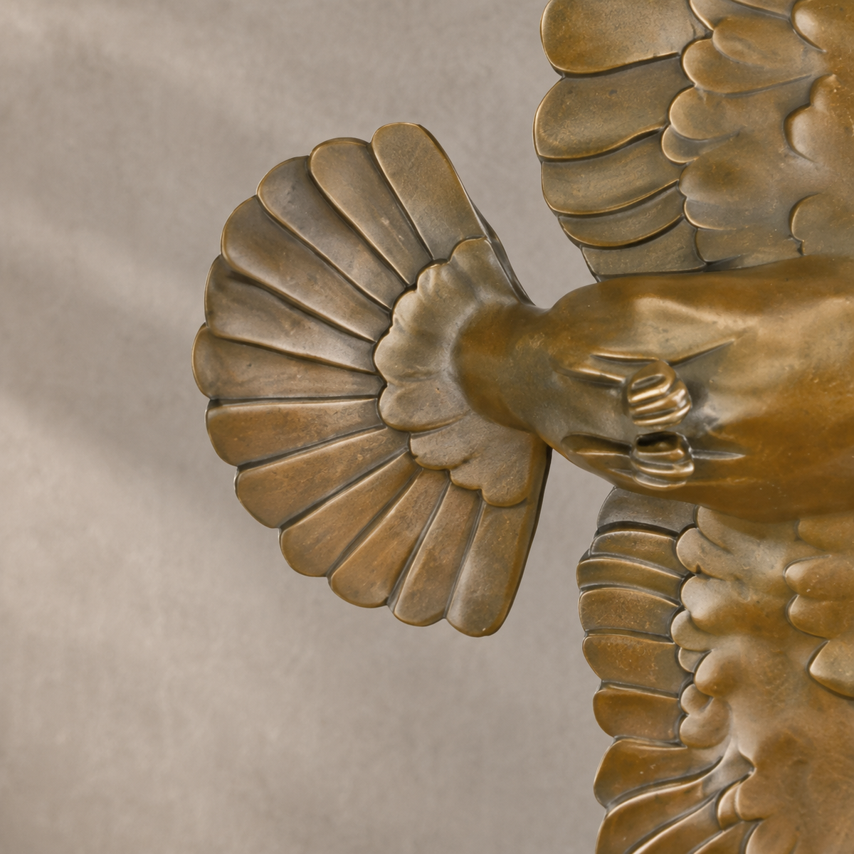 Sculpture en bronze, pigeon en vol sur socle en marbre, vue 5