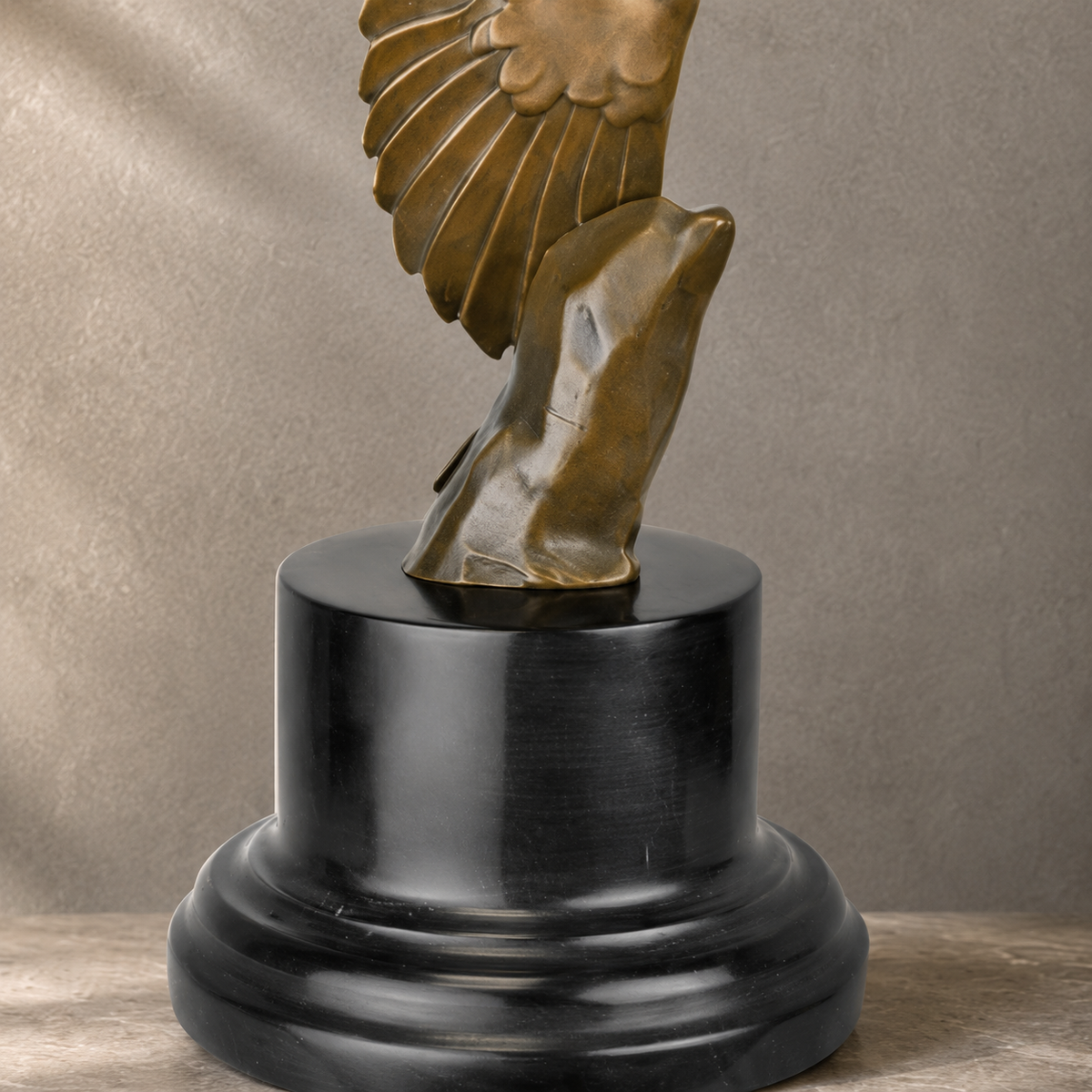 Sculpture en bronze, pigeon en vol sur socle en marbre, vue 6