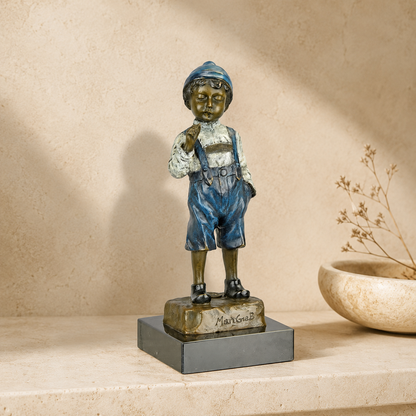 Sculpture en bronze polychrome, jeune garçon fumeur