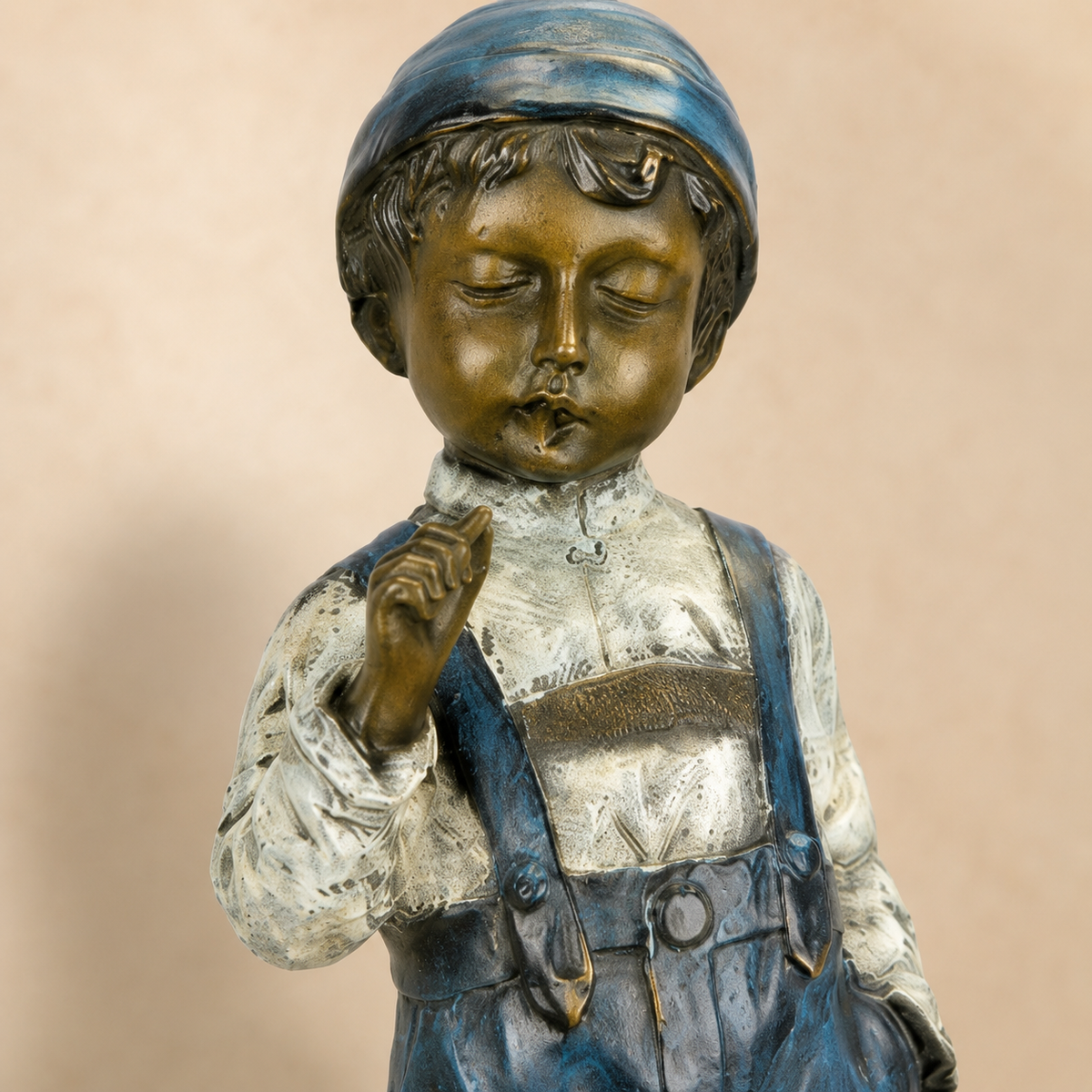 Sculpture en bronze polychrome, jeune garçon fumeur, vue 3