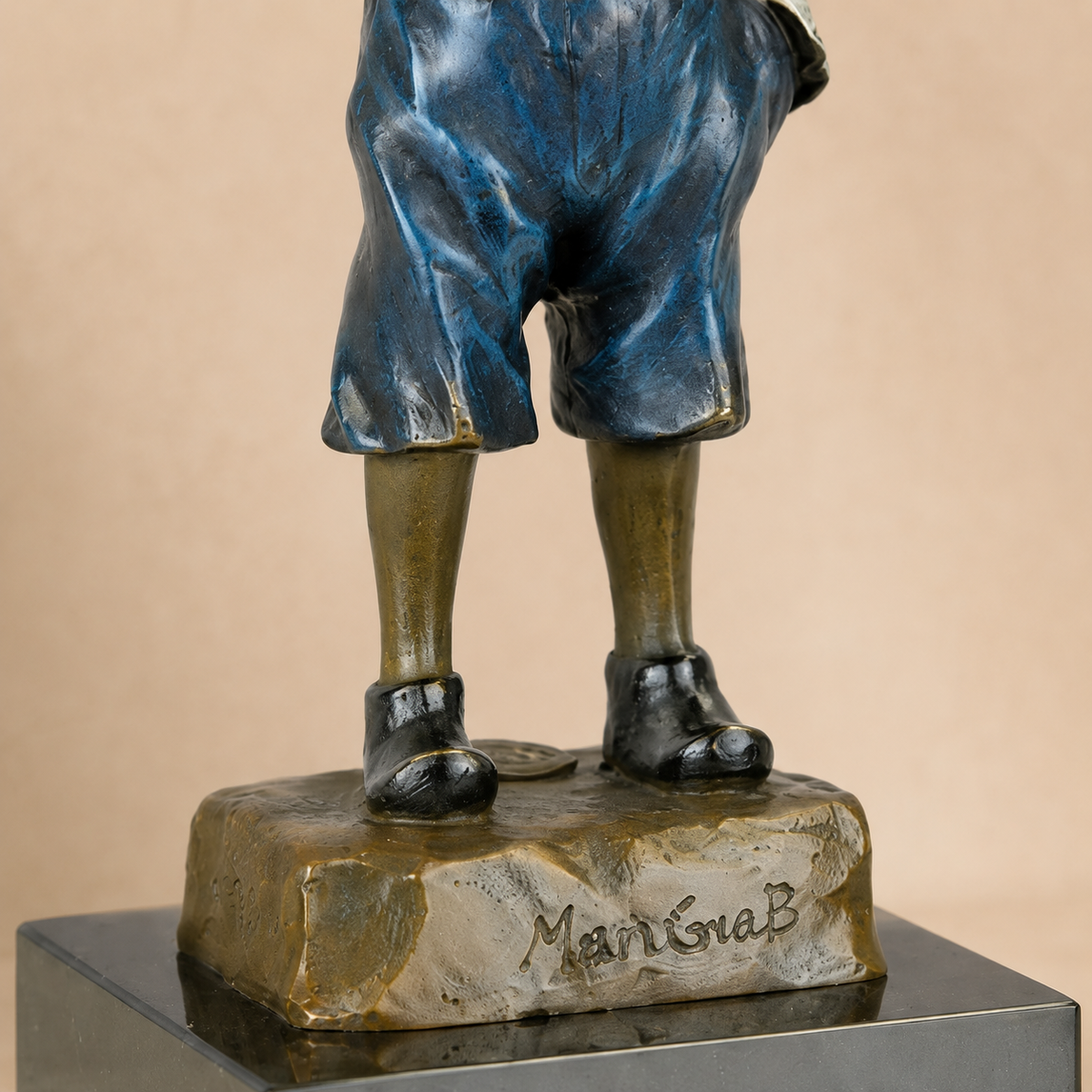 Sculpture en bronze polychrome, jeune garçon fumeur, vue 5