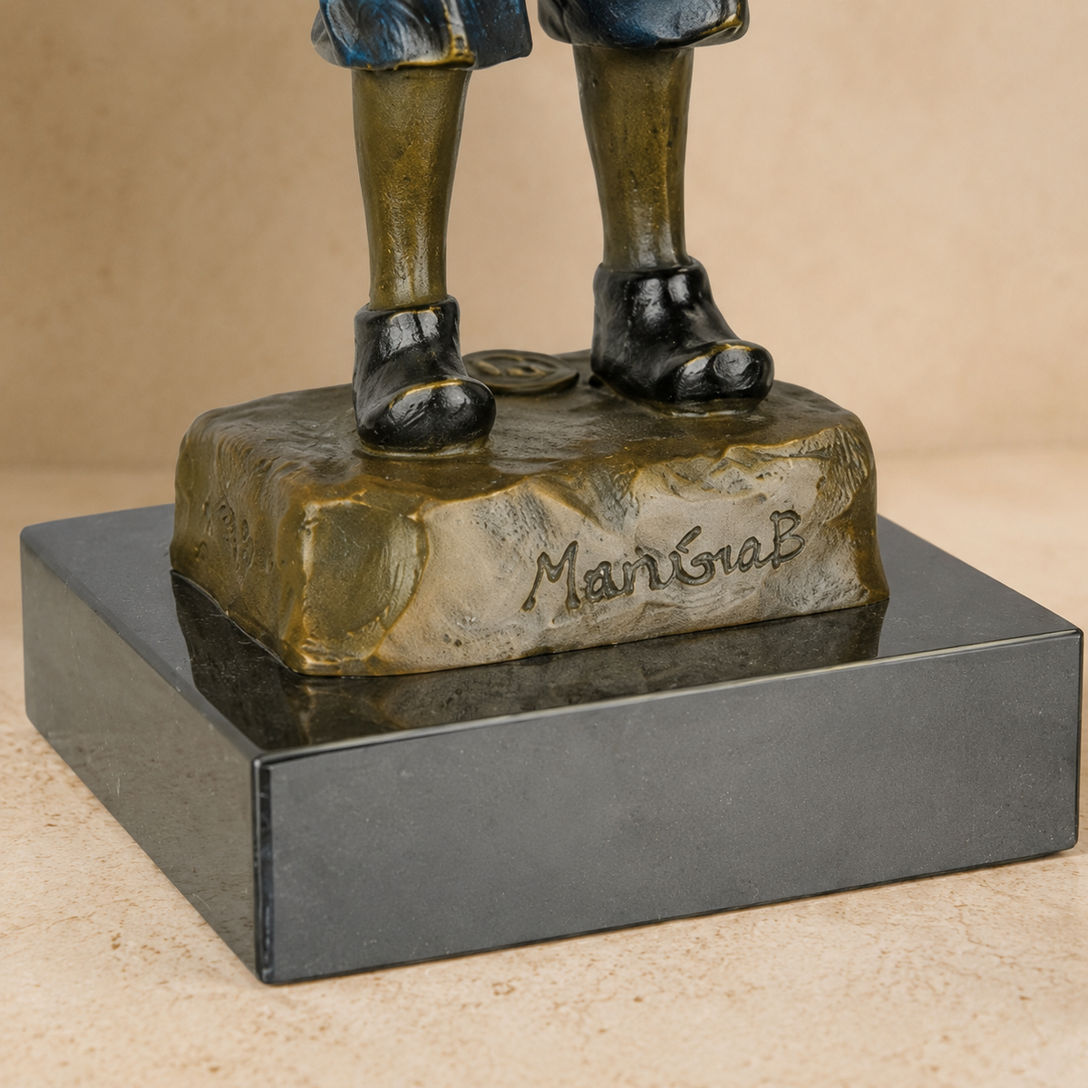 Sculpture en bronze polychrome, jeune garçon fumeur, vue 7