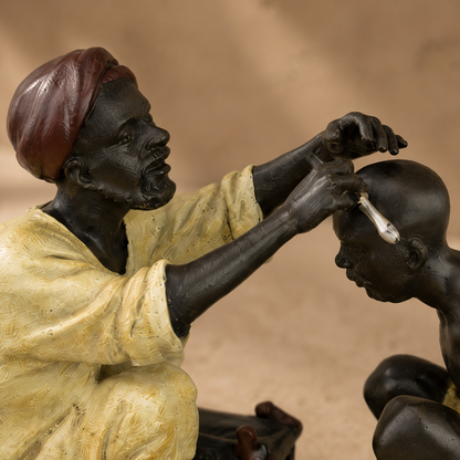 Sculpture en bronze polychrome, scène de barbier oriental, vue 2