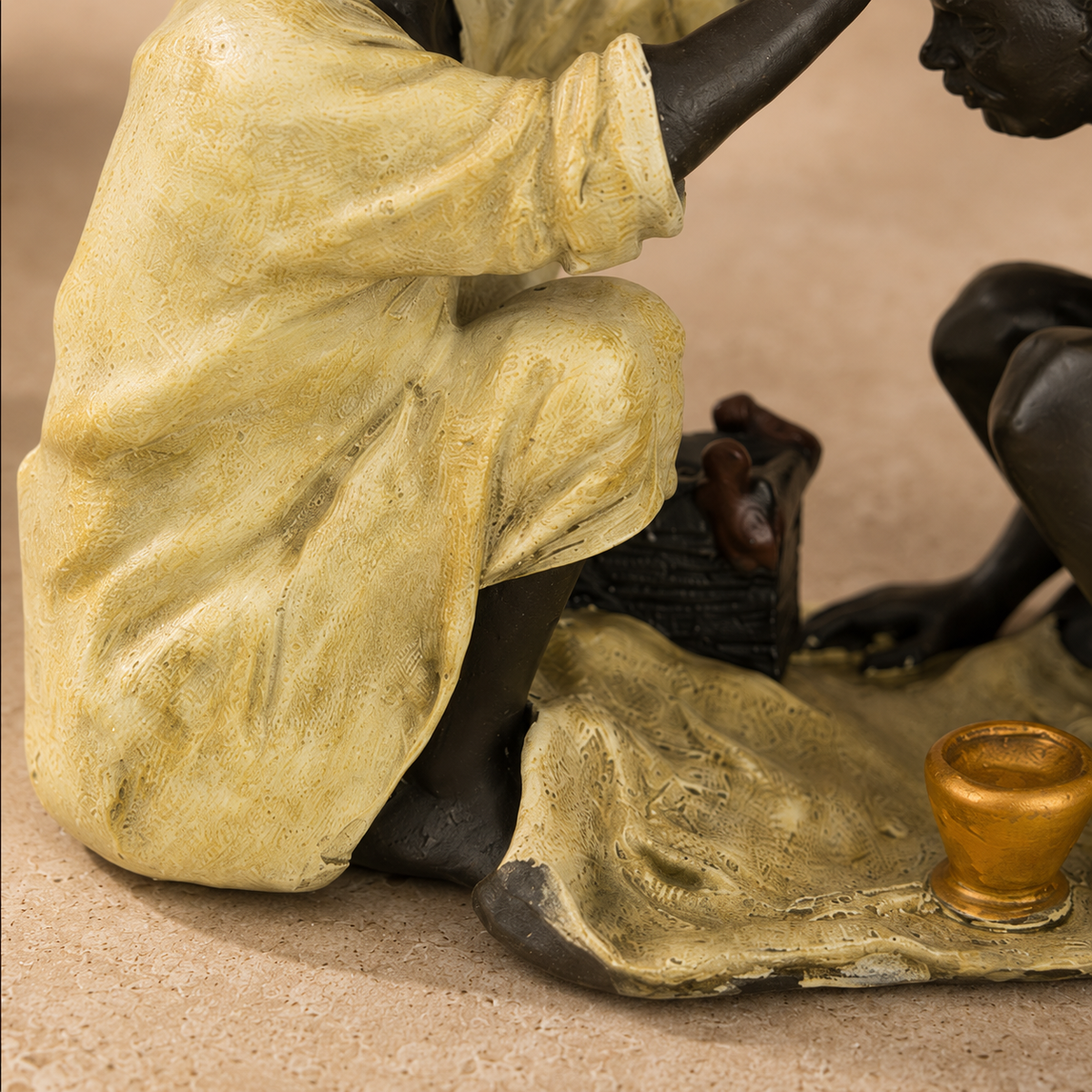 Sculpture en bronze polychrome, scène de barbier oriental, vue 6