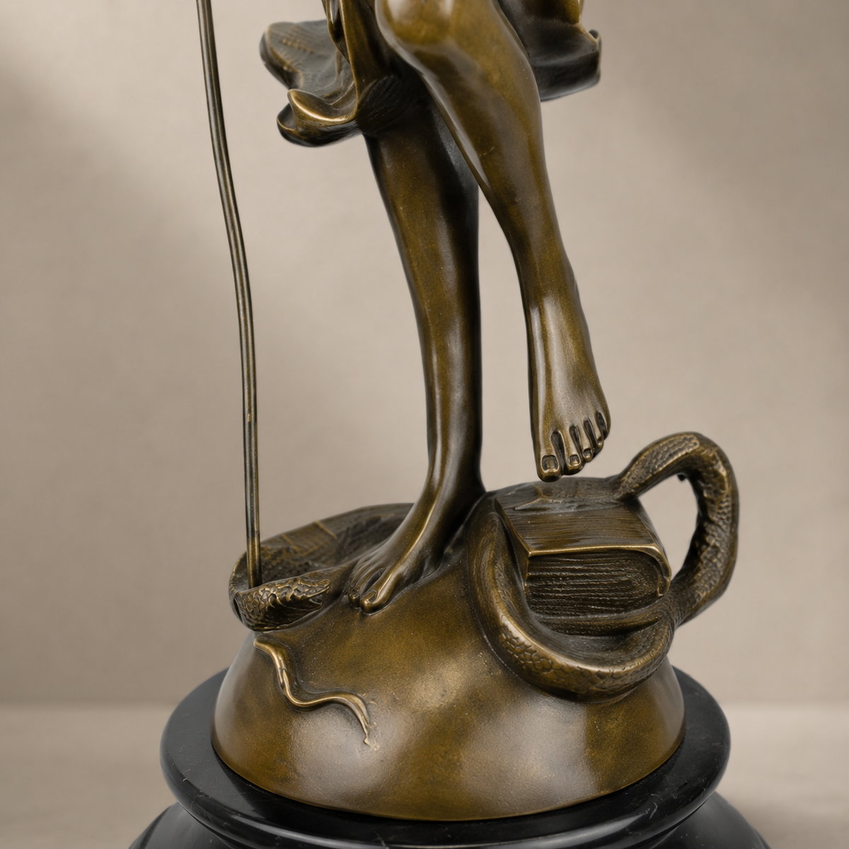 Sculpture en bronze Thémis déesse de la Justice sur socle, vue 6