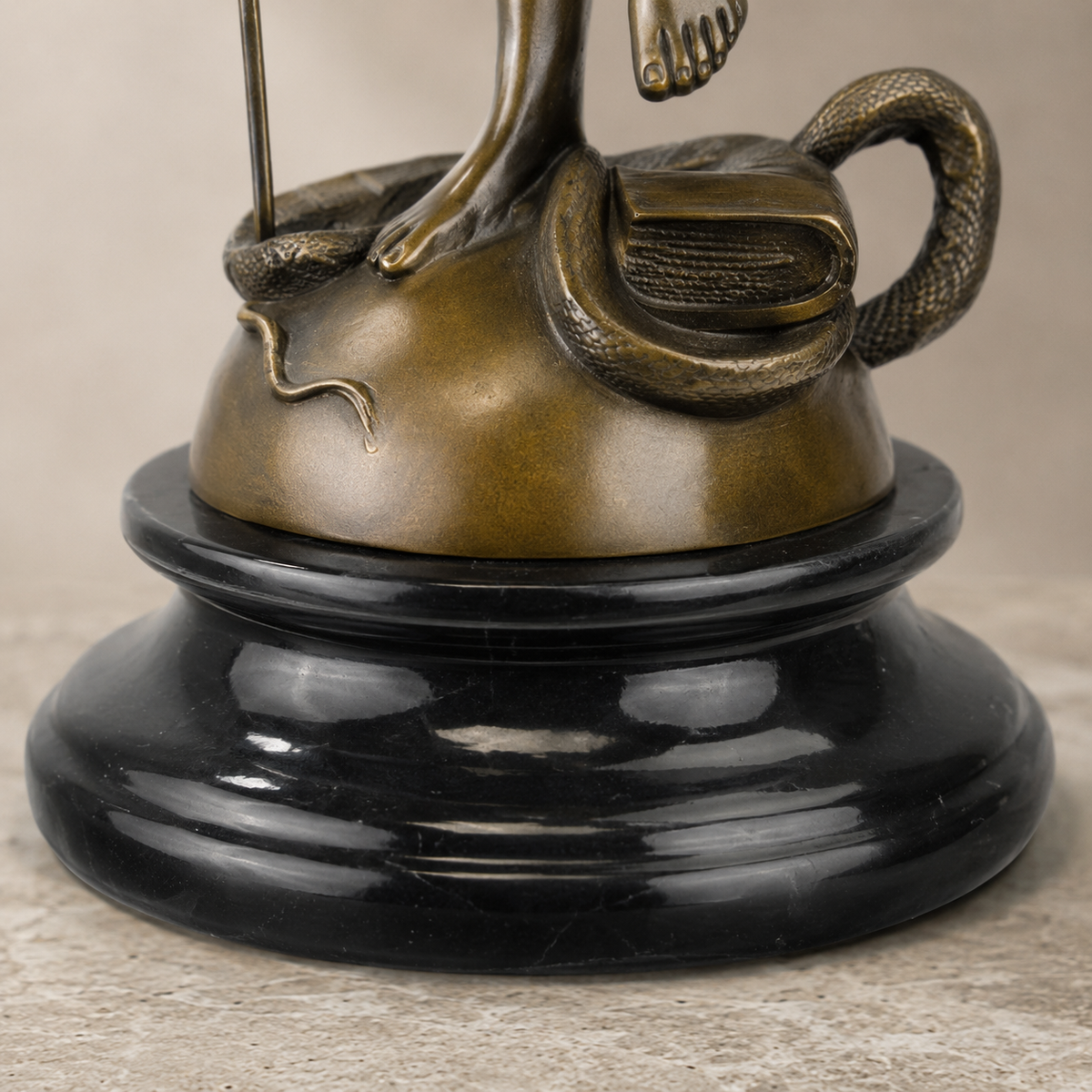 Sculpture en bronze Thémis déesse de la Justice sur socle, vue 7