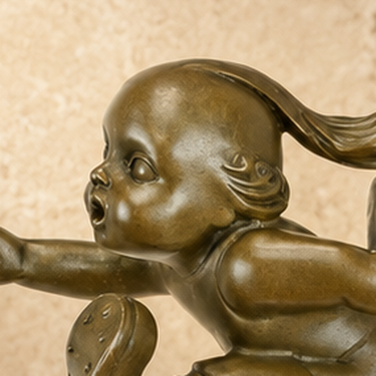 Sculpture en bronze Tom Pouce sur sphère, socle marbre, vue 2