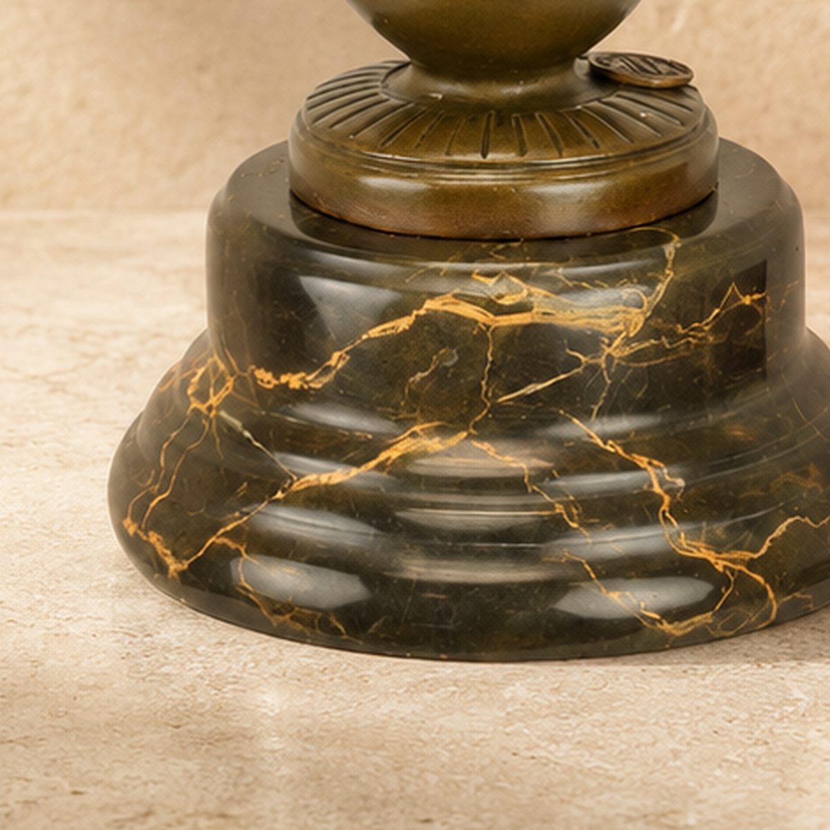 Sculpture en bronze Tom Pouce sur sphère, socle marbre, vue 6
