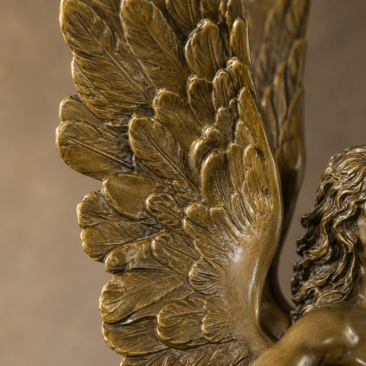 Sculpture en bronze Victoire ailée tenant un flambeau, vue 4