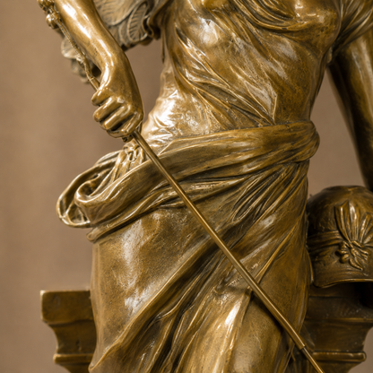 Sculpture en bronze Victoire ailée tenant un flambeau, vue 5