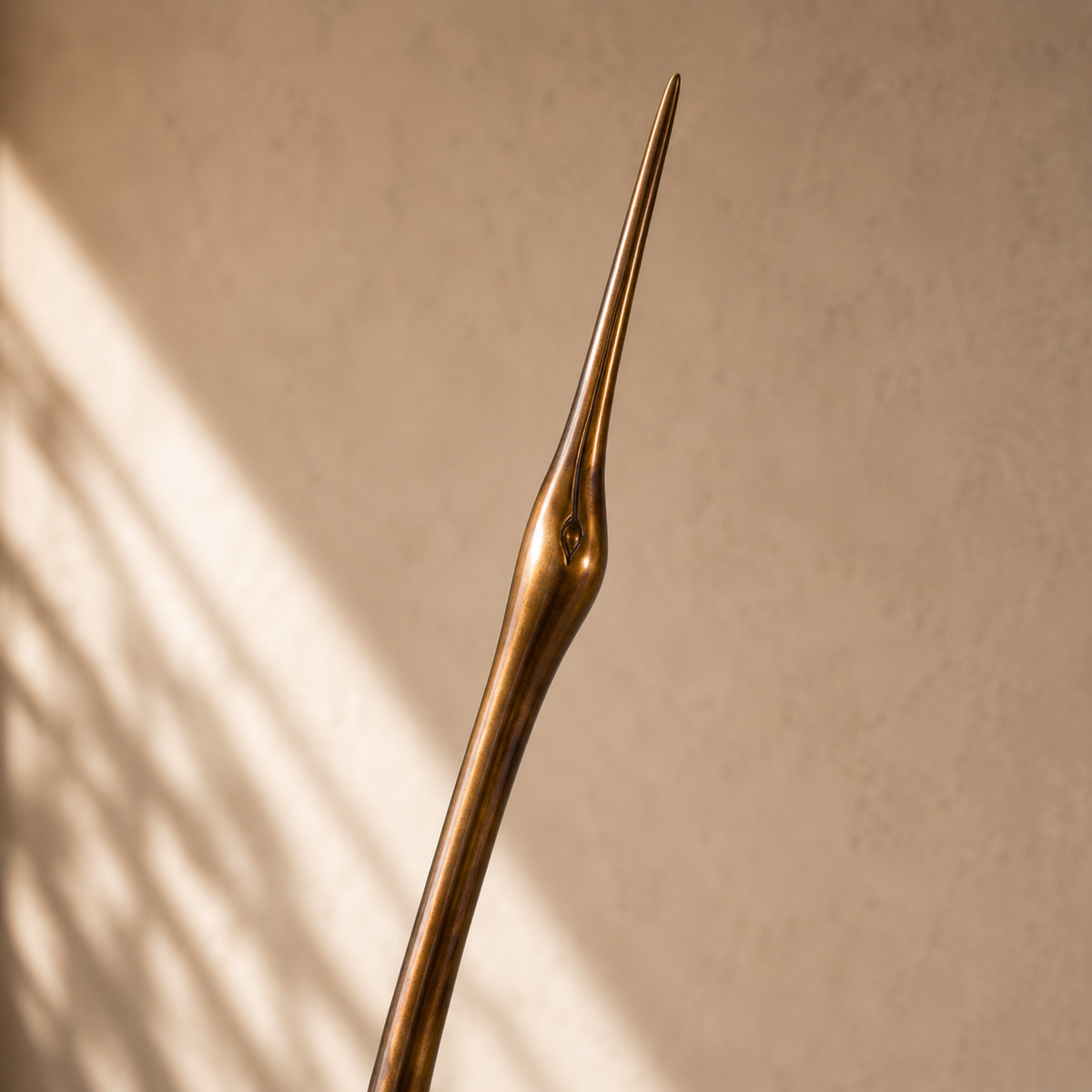 Sculpture en laiton doré, grue élancée col tendu, vue 2