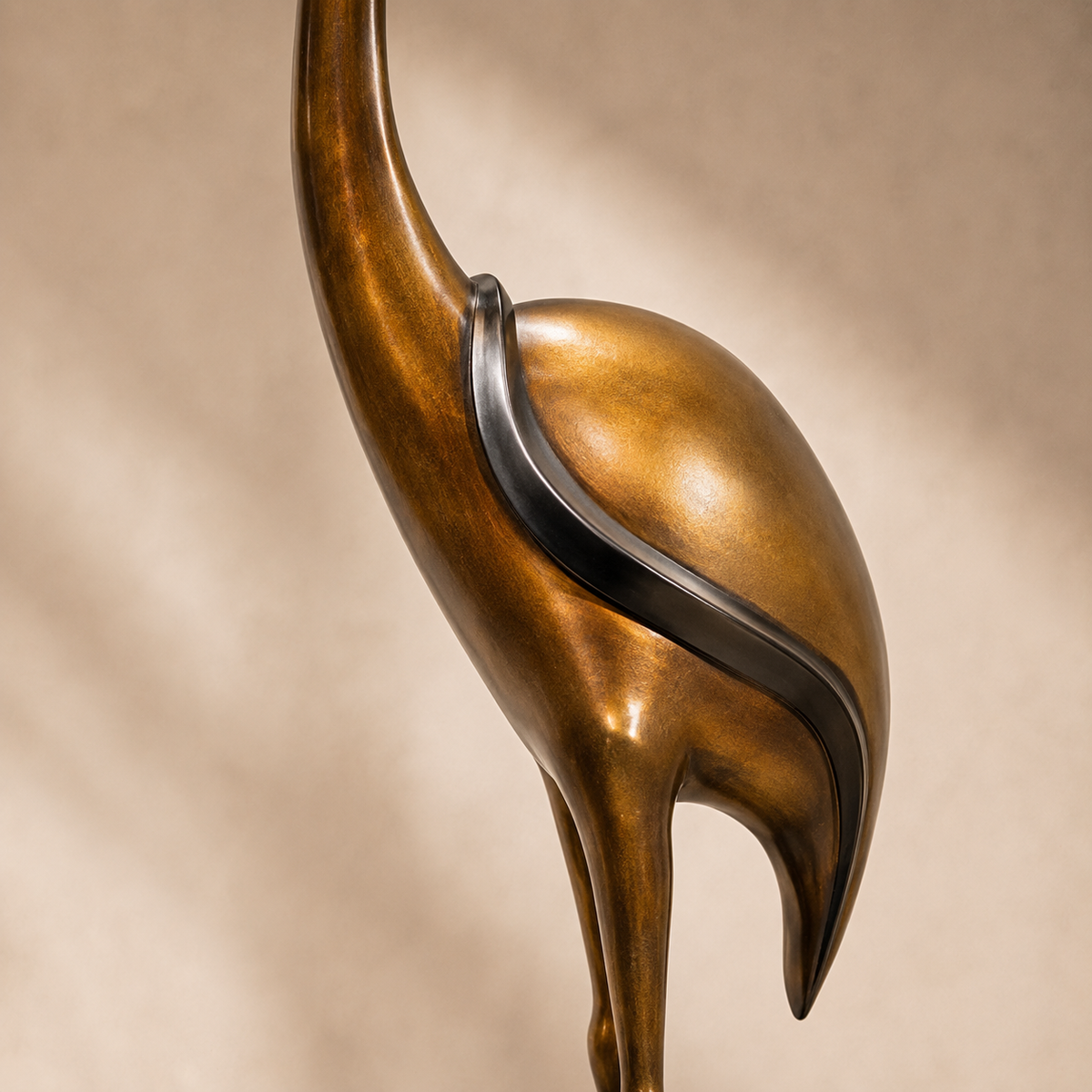 Sculpture en laiton doré, grue élancée col tendu, vue 4