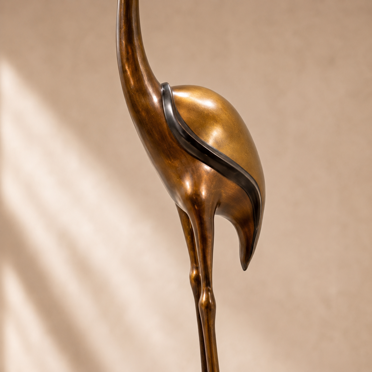 Sculpture en laiton doré, grue élancée col tendu, vue 5