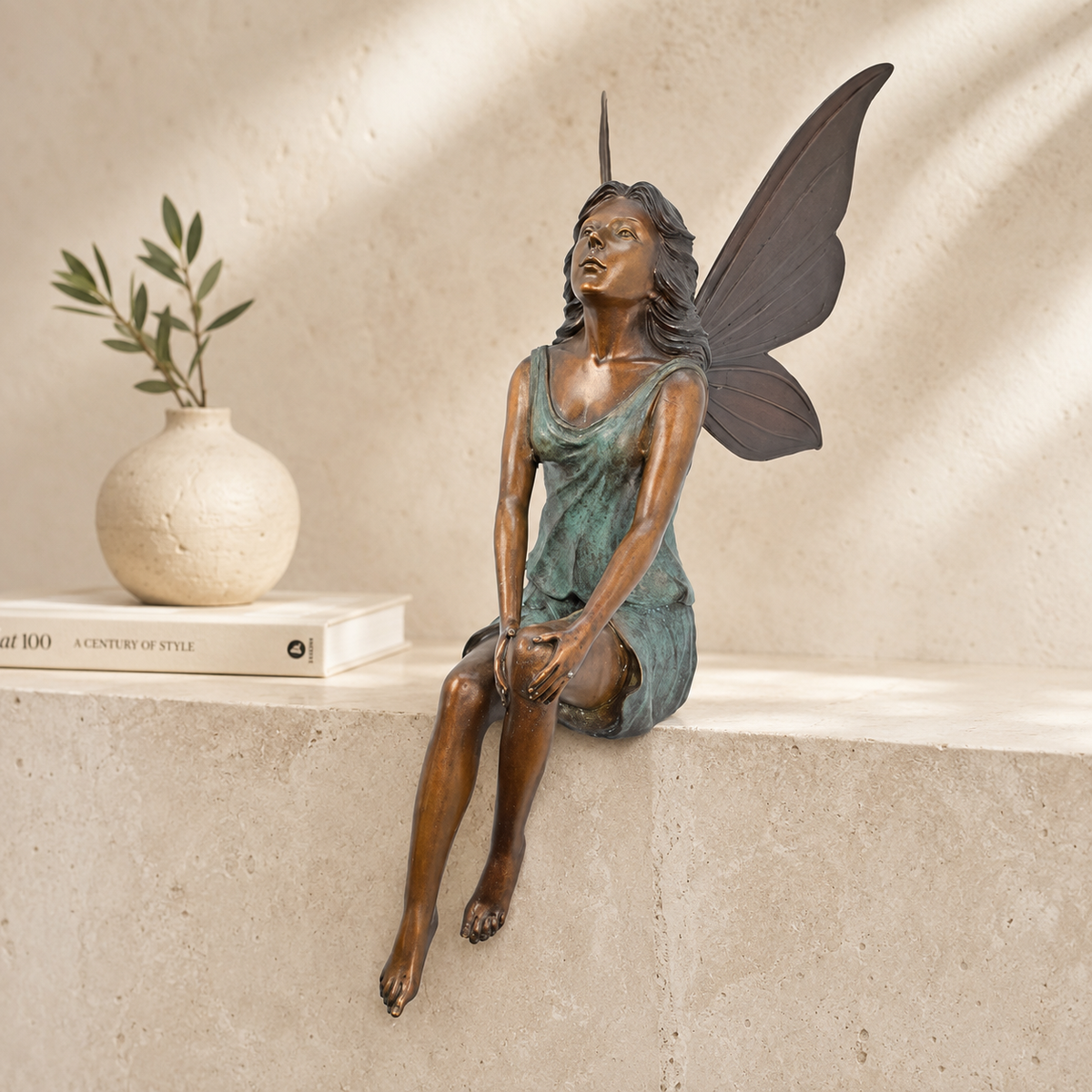 Sculpture fée assise en bronze patiné à poser sur rebord