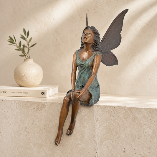 Sculpture fée assise en bronze patiné à poser sur rebord