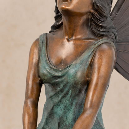 Sculpture fée assise en bronze patiné à poser sur rebord, vue 3
