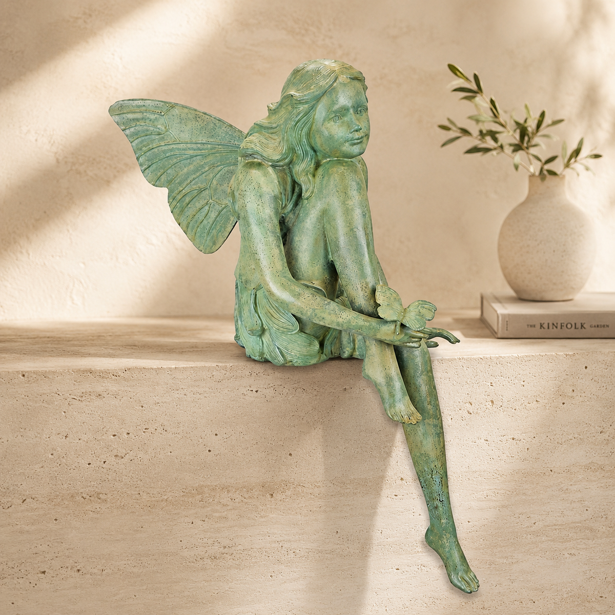 Sculpture fée assise en bronze patiné vert-de-gris