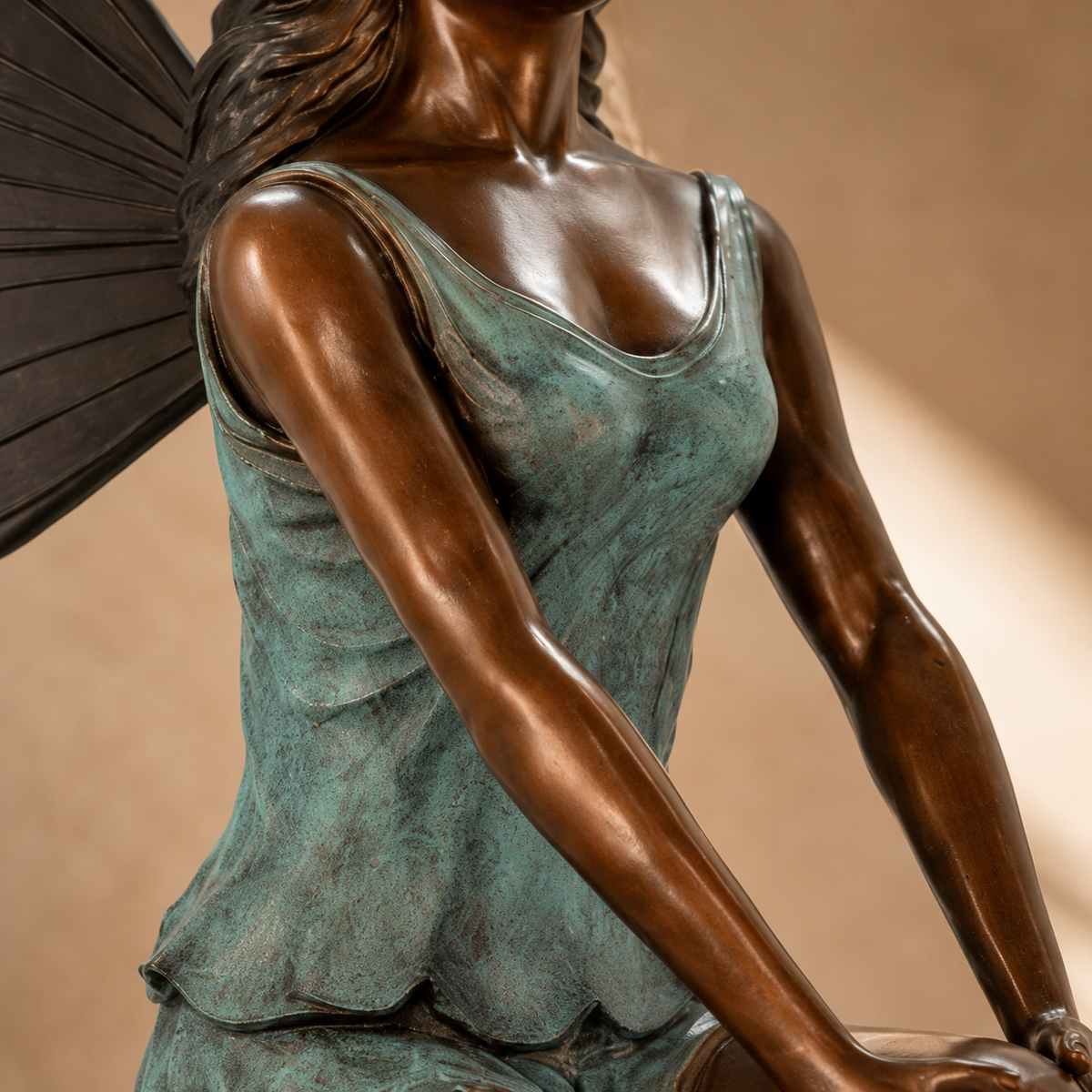Sculpture fée assise en bronze patiné vert et brun, vue 3
