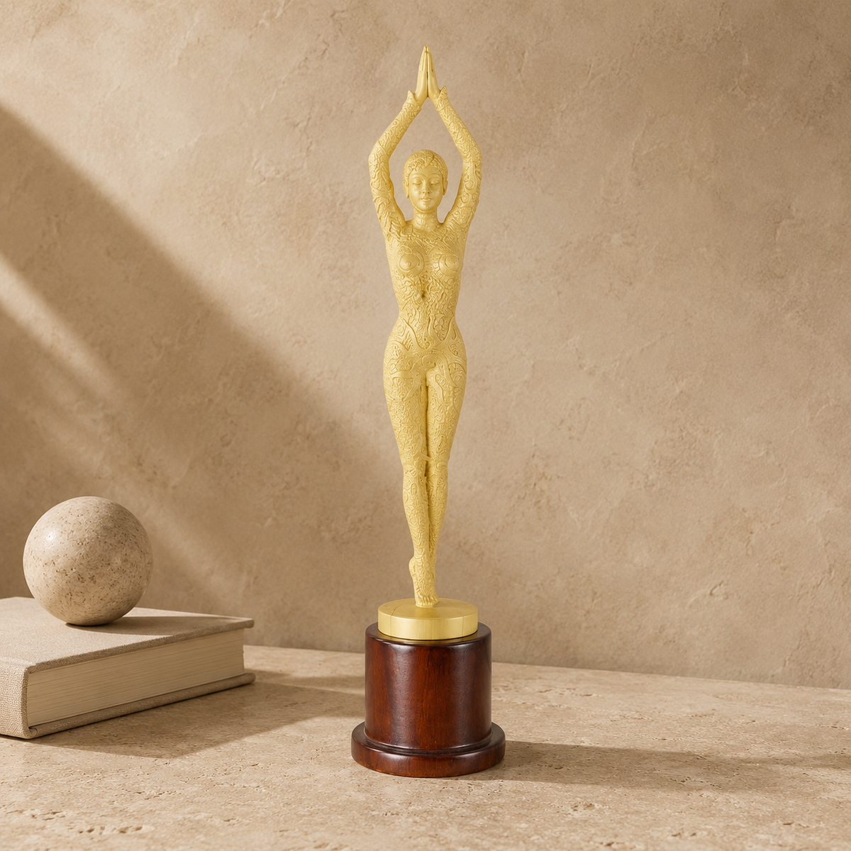 Sculpture figurative féminine en résine ivoire sur socle bois