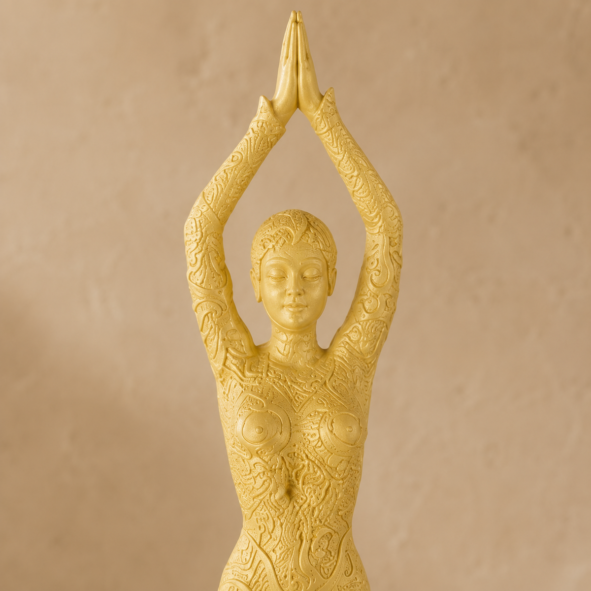 Sculpture figurative féminine en résine ivoire sur socle bois, vue 3