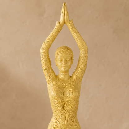 Sculpture figurative féminine en résine ivoire sur socle bois, vue 3