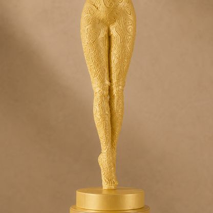 Sculpture figurative féminine en résine ivoire sur socle bois, vue 5