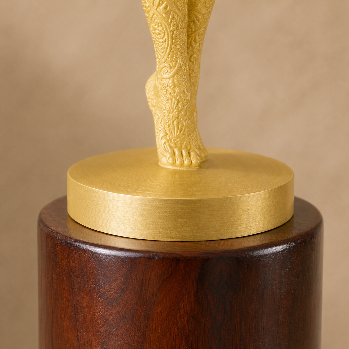 Sculpture figurative féminine en résine ivoire sur socle bois, vue 6