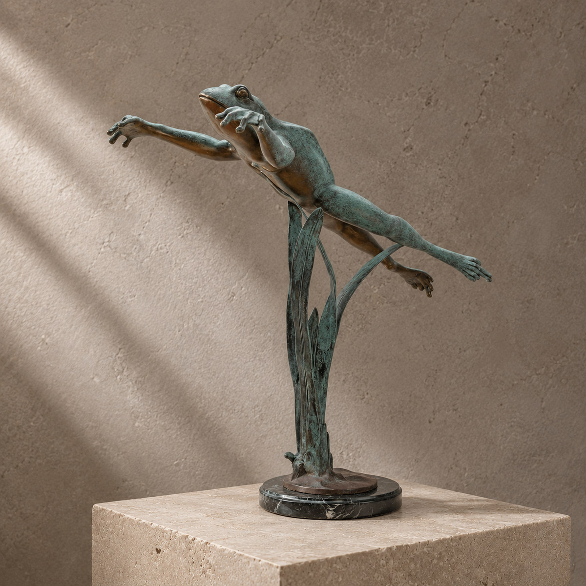 Sculpture grenouille bondissante en bronze patiné vert