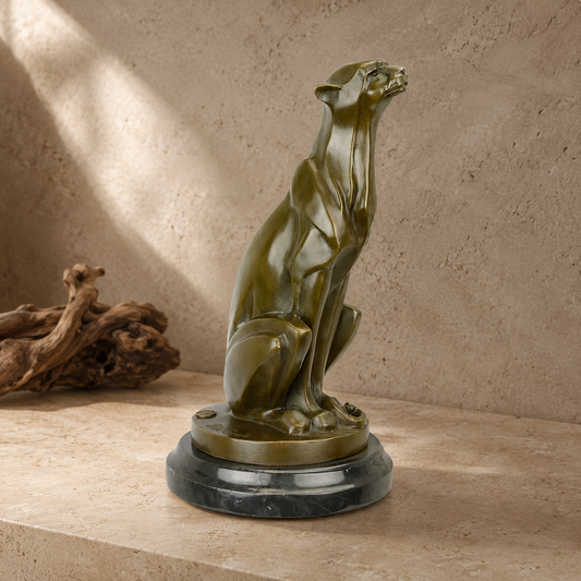 Sculpture guépard assis en bronze patiné sur socle marbre