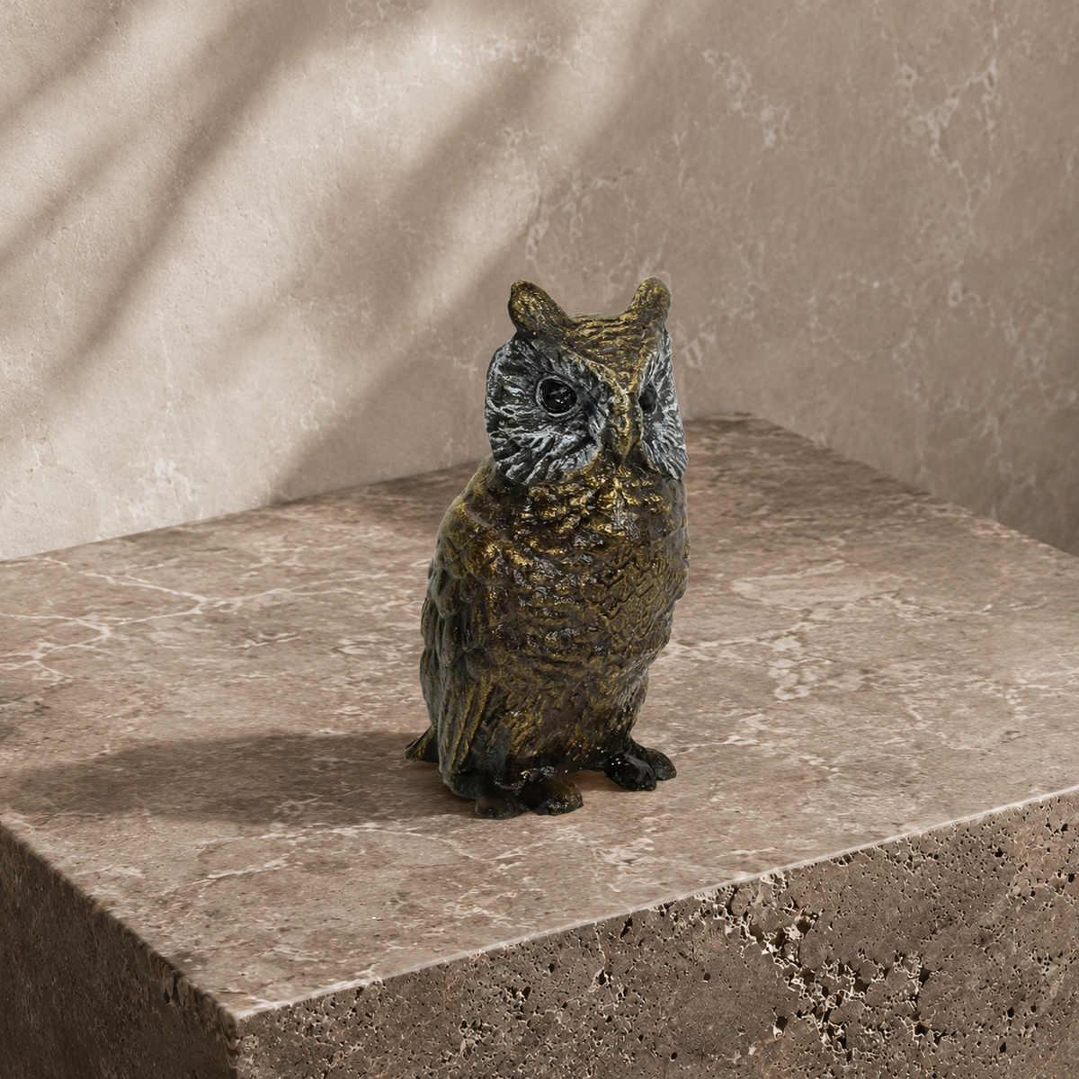 Sculpture hibou grand-duc en bronze patiné brun-doré