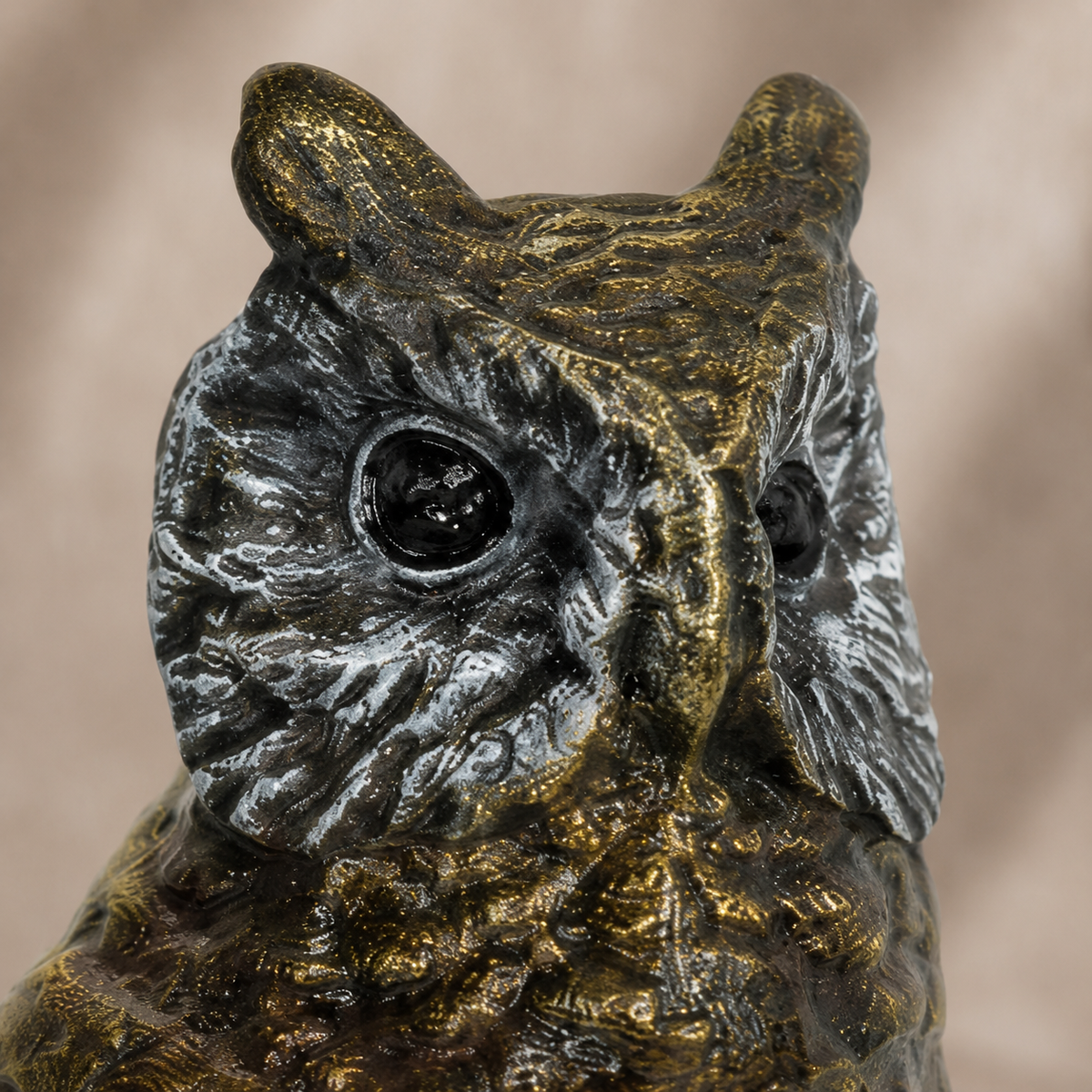 Sculpture hibou grand-duc en bronze patiné brun-doré, vue 2