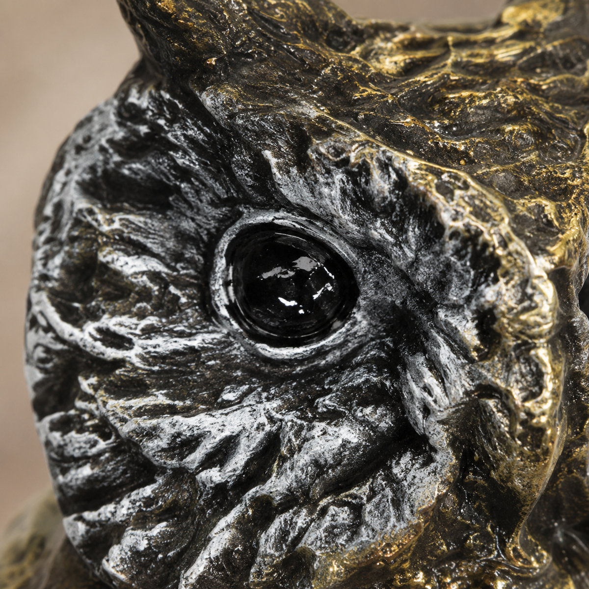 Sculpture hibou grand-duc en bronze patiné brun-doré, vue 3