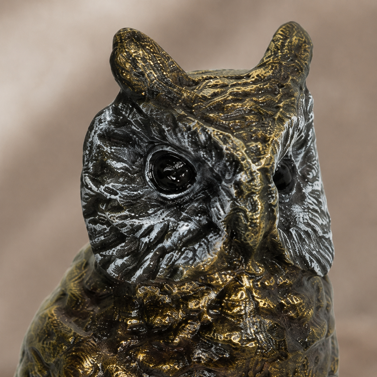 Sculpture hibou grand-duc en bronze patiné brun-doré, vue 4