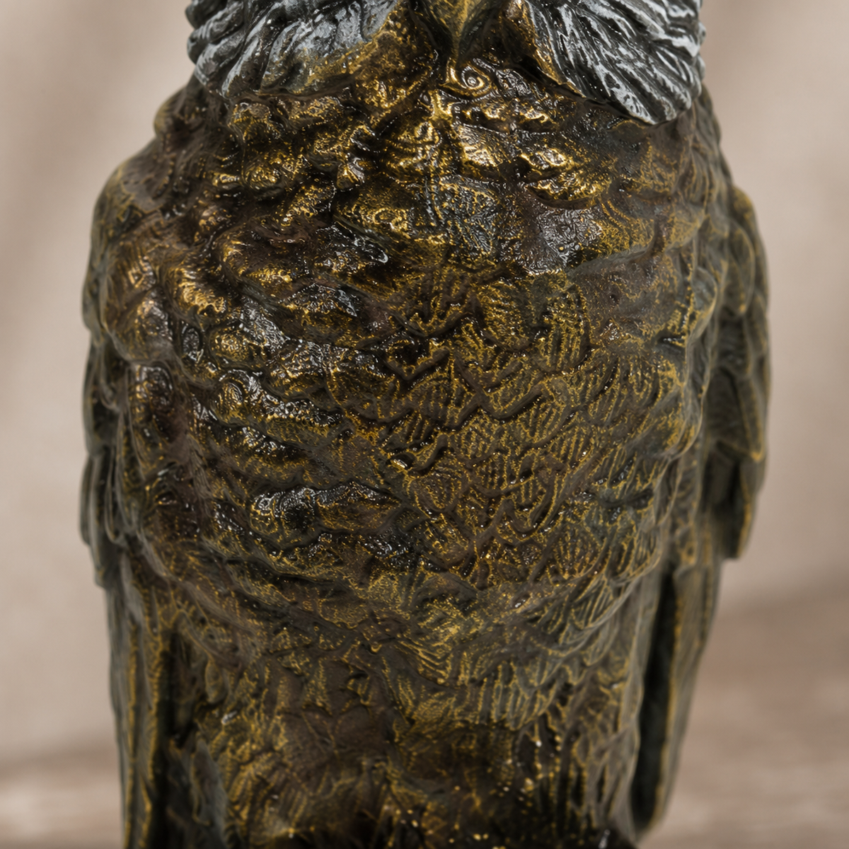 Sculpture hibou grand-duc en bronze patiné brun-doré, vue 6