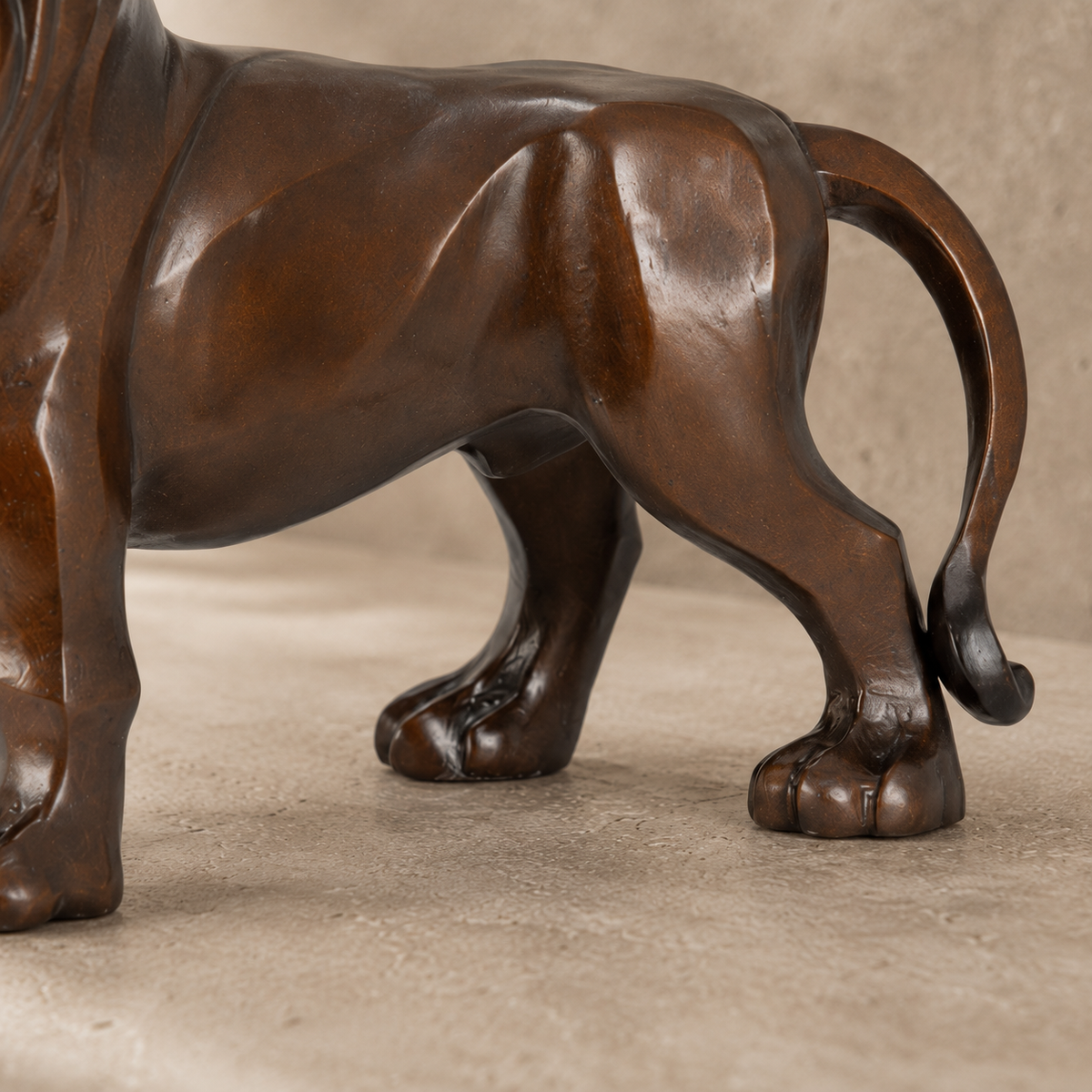 Sculpture lion debout en bronze patiné brun style Art Déco, vue 6