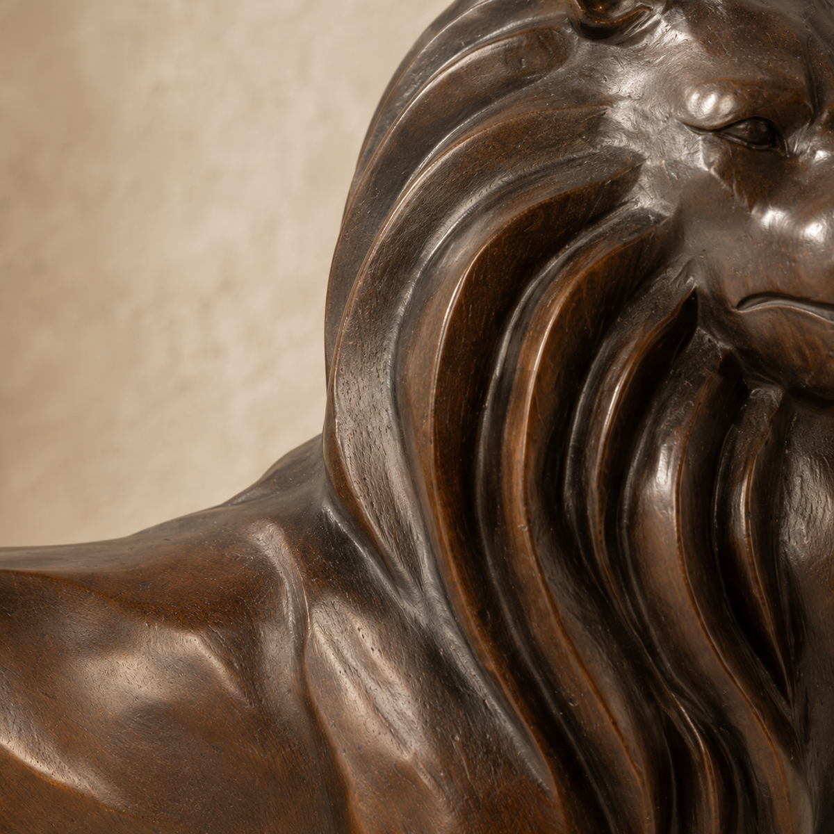 Sculpture lion majestueux en bronze à patine brune, vue 3