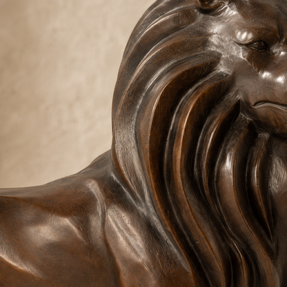 Sculpture lion majestueux en bronze à patine brune, vue 3