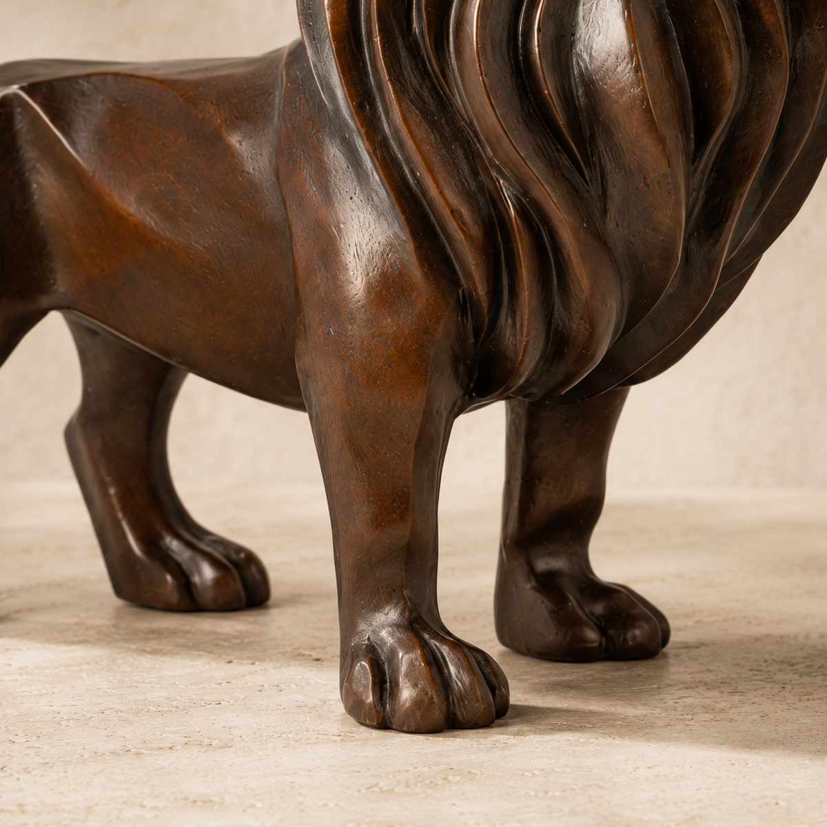 Sculpture lion majestueux en bronze à patine brune, vue 4