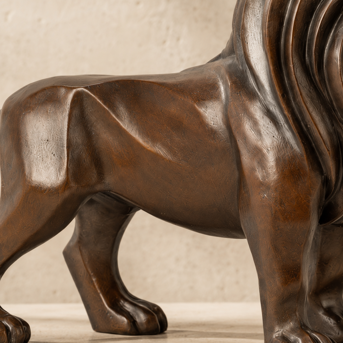 Sculpture lion majestueux en bronze à patine brune, vue 5