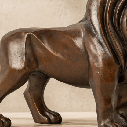 Sculpture lion majestueux en bronze à patine brune, vue 5