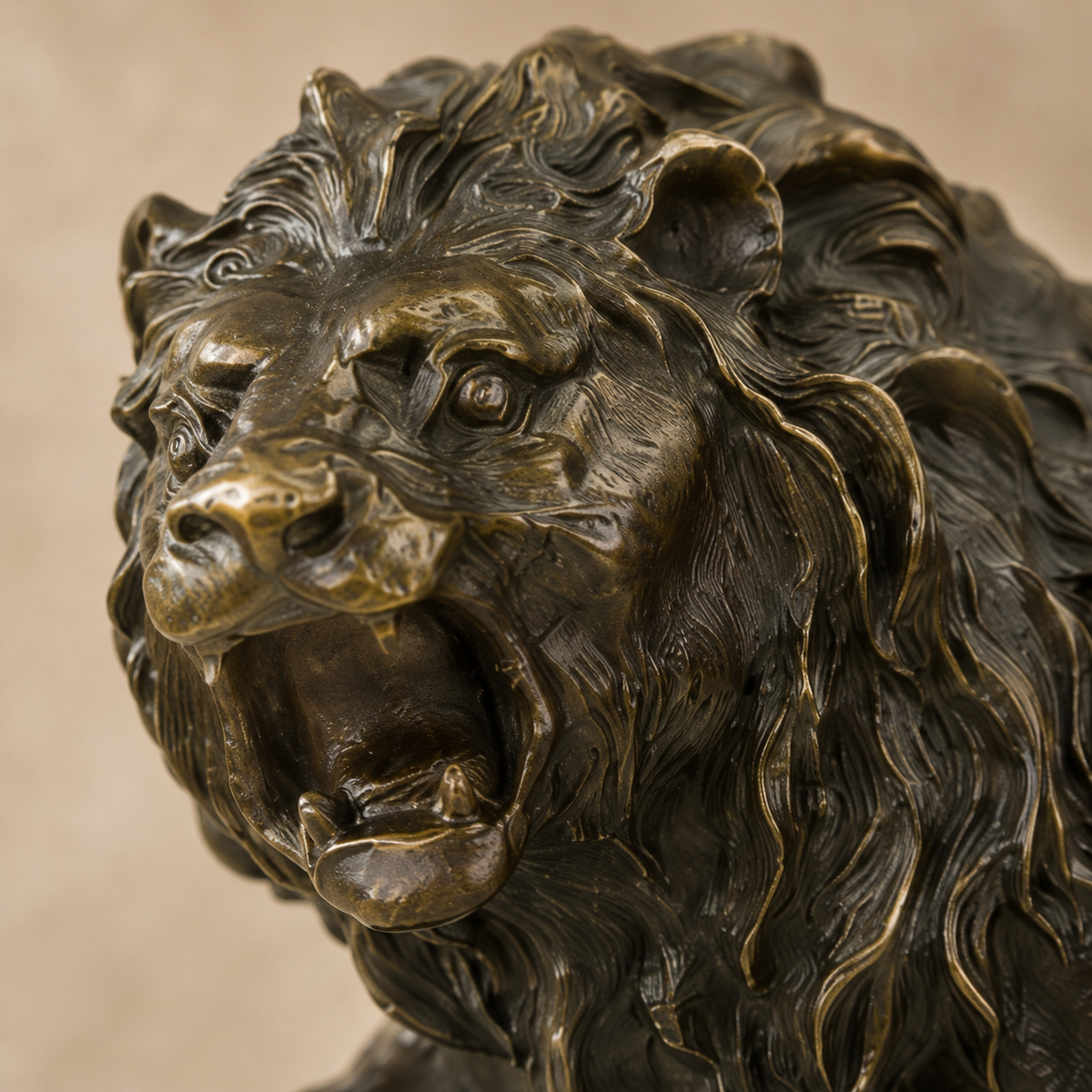 Sculpture lion rugissant en bronze à patine brune, vue 2