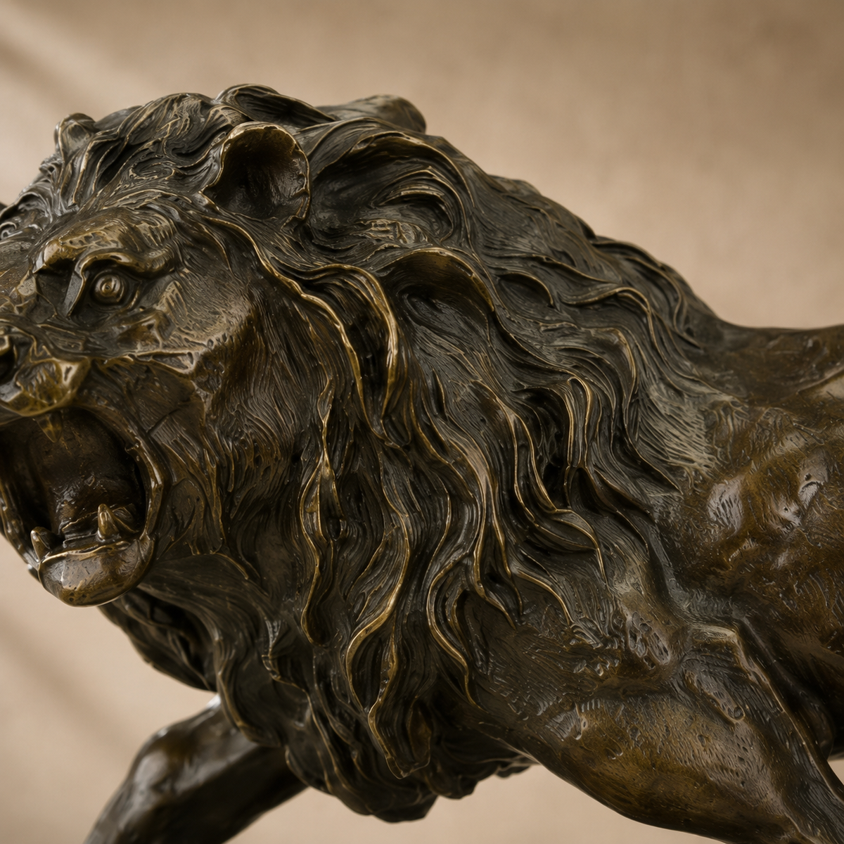 Sculpture lion rugissant en bronze à patine brune, vue 3