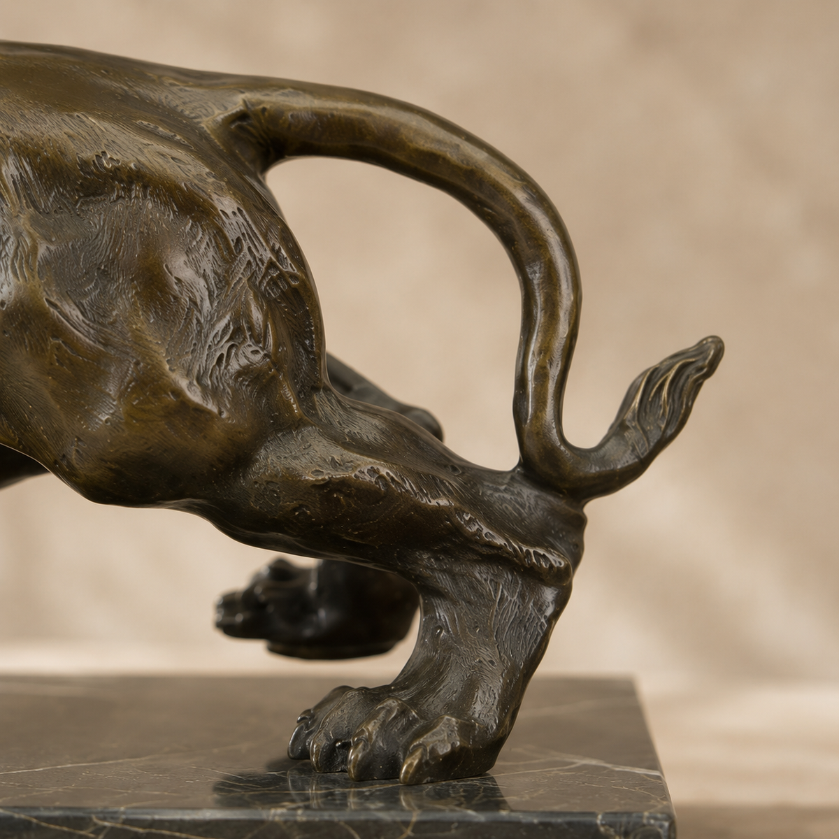 Sculpture lion rugissant en bronze à patine brune, vue 6
