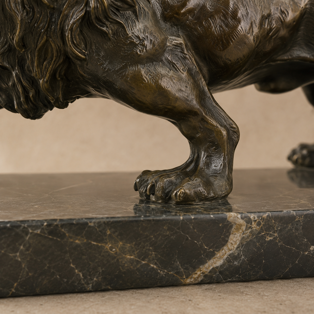 Sculpture lion rugissant en bronze à patine brune, vue 7